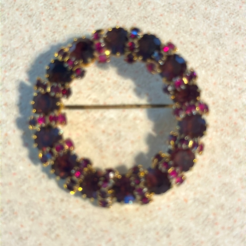 Vintage Weiss gold tone amethyst rhinestone round broach (785)